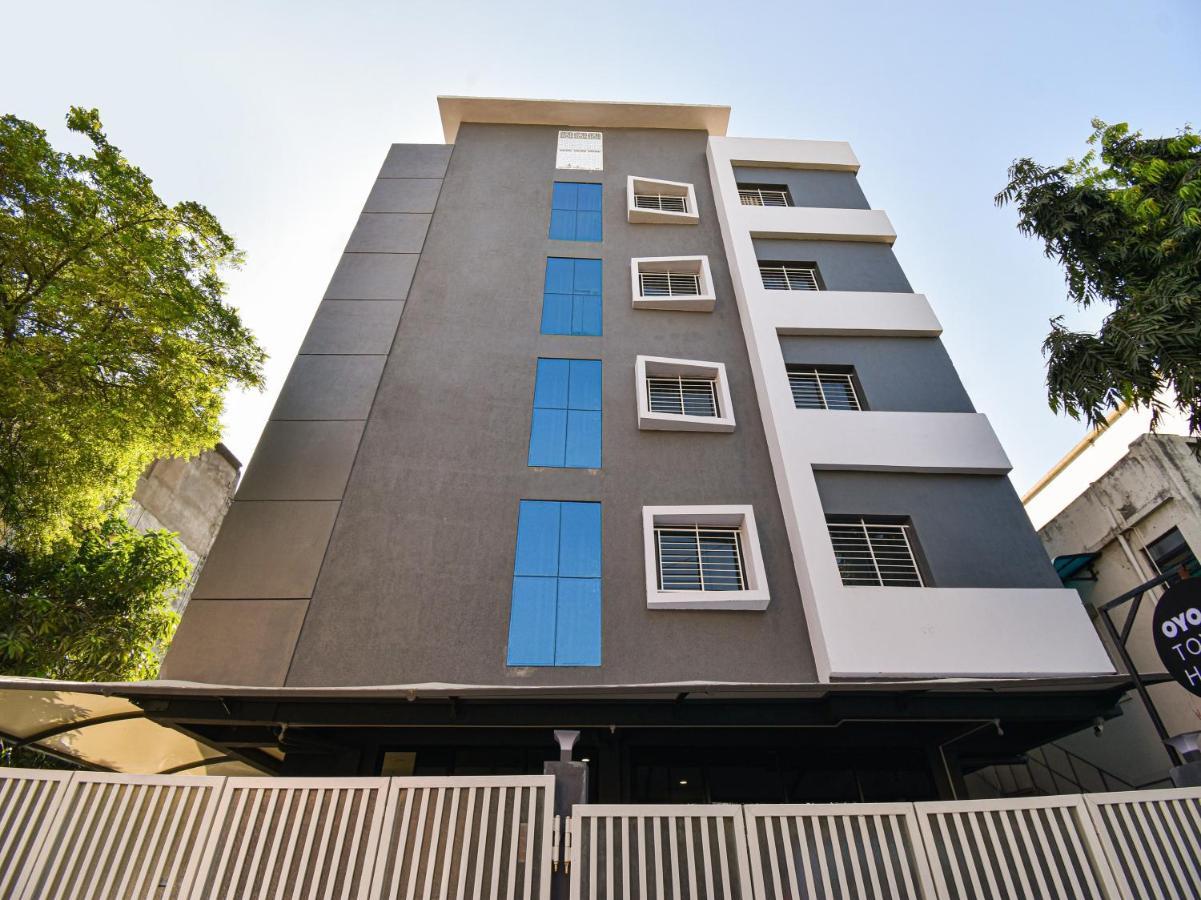Oyo Townhouse 498 Hotel Western Nágpur Kültér fotó